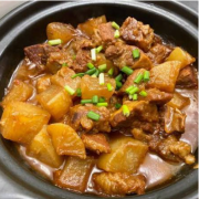 Clay Pot with Beef Brisket 红烧牛腩煲